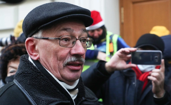 Правозащитника Орлова из «Мемориала» приговорили к 2,5 годам колонии